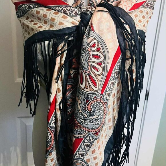 Vintage Bohemian Fringe Shawl — Paisley & Geometric Fusion (130 × 130 cm) - Picture 10 of 16